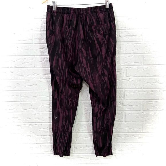 Lululemon &go City Jogger Painted Animal Bordeaux Drama Black Size 8 - Picture 1 of 8